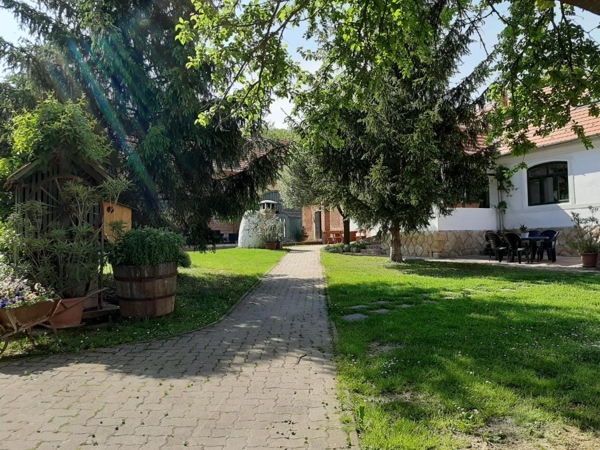 Natura Panzio&Apartmanhaz Orfu Exterior photo